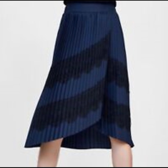 NWT Zara pleated skirt w/lace trim - Picture 2 of 3